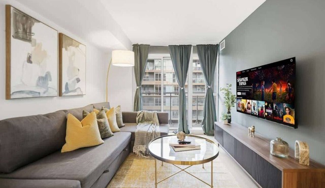 Spacious King Suite |CN Tower |Sleeps 5 w/Parking!