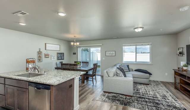 Spacious kitchen suitable for large groups, close to shopping, parks & wineries. in Kennewick