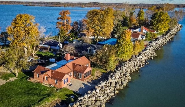 Spacious Lakefront Cottage near Point Pelee - Hot Tub + Yard + Pet Friendly