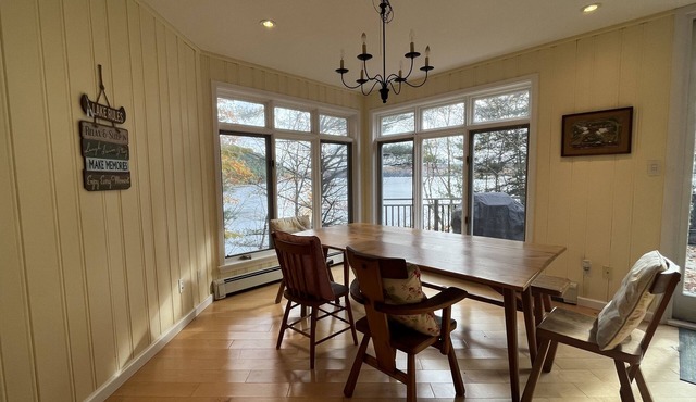 Spacious Lakeside Cottage on beautiful Mary Lake - Muskoka, Huntsville