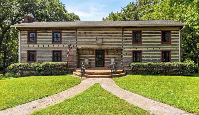 Spacious Large Cabin at Harding near I-65/Downtown Franklin in Franklin