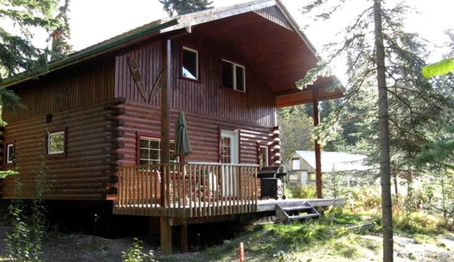 Spacious Log Cabin near Mountains and Little Atlin Lake in Yukon, Canada
