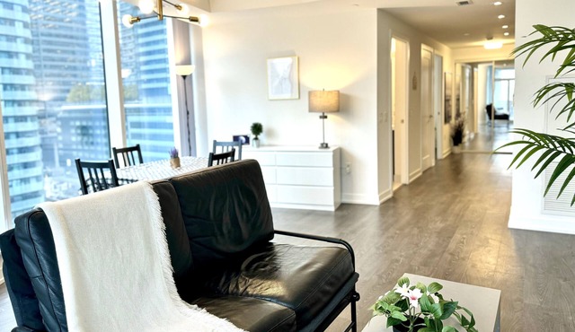 Spacious Luxury 1 bedroom Condo in Harbourfront Downtown Toronto