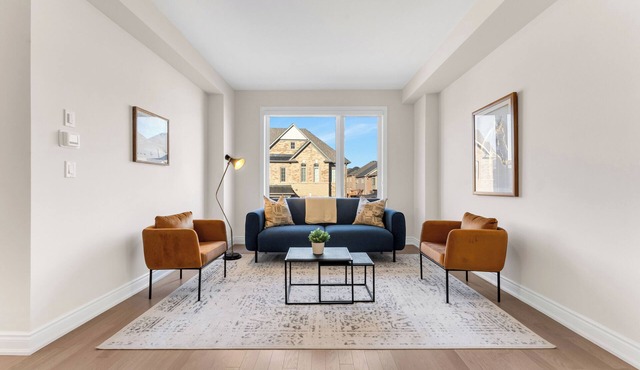 Spacious Oakville 5 Bedroom Home - Sleeps 10 - Free Parking + Pet Friendly