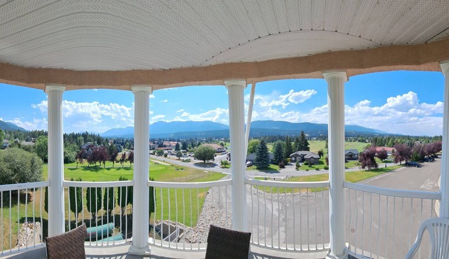 Spacious pet friendly condo with beautiful golf course and mountain views