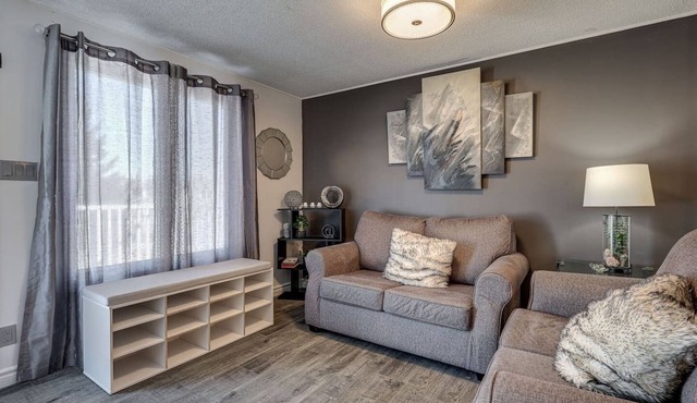 Spacious Pool House – 5 Minutes to Elgin Centre