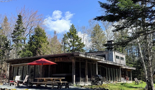 Spacious private modern 4-bedroom house in beautiful natural setting in Brooklin in Brooklin