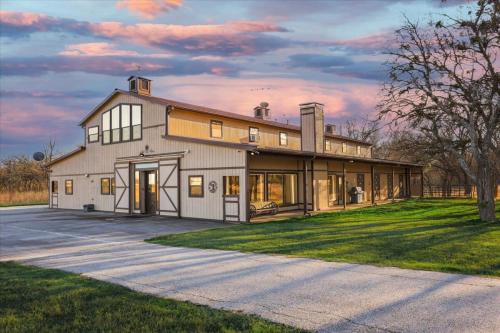 Spacious Ranch Style Home w Cinema Room in Celina