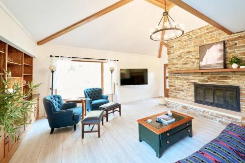 Spacious Retreat Fenced Yard & Patio Walk Downtown in Sheridan
