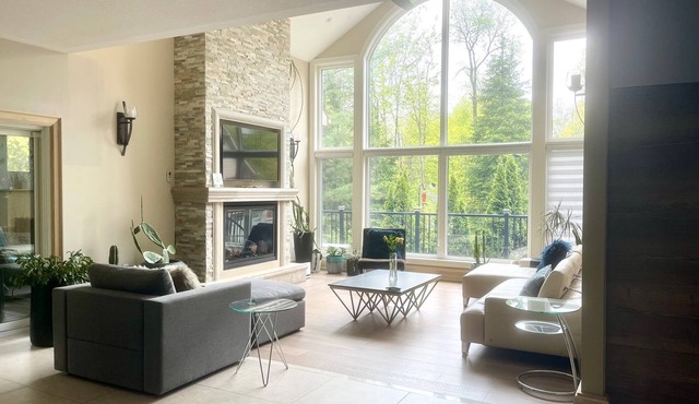 Spacious Retreat in the Pines Walk to Georgian Bay Beaches