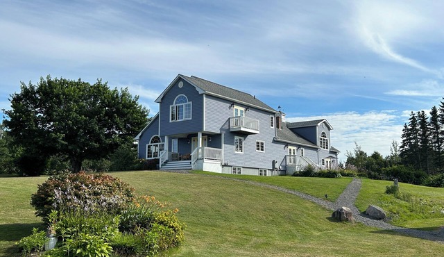 Spacious room with sunset patio, 5 minutes from beach, restaurant and harbour in Centreville
