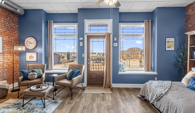 Spacious studio apartment with river view in the heart of downtown Henderson, KY in Henderson