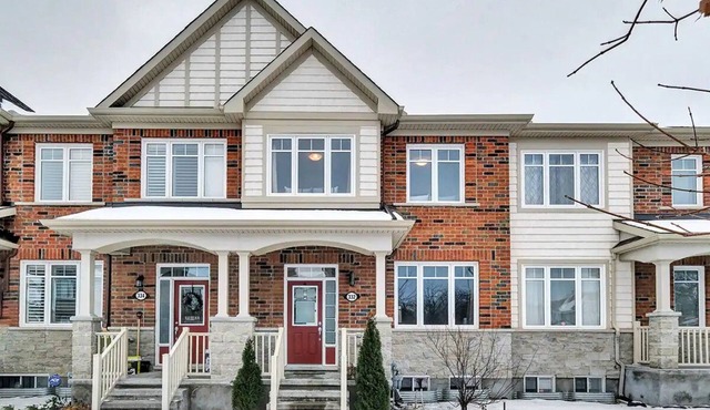 Spacious + Stylish Townhome In Barrhaven Area