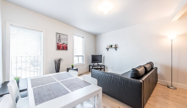 Spacious Urban King West 2 Bedroom With Parking