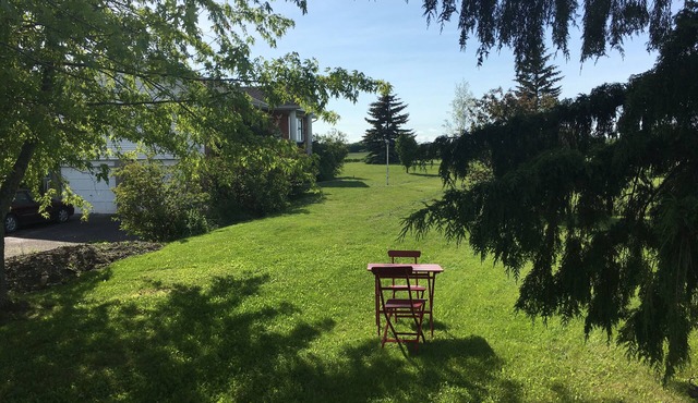 Spacious Vacation Home minutes from Wellington, walking distance to wineries. in Prince Edward