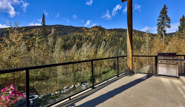 Spacious Vacation Home with 3 Bedroom + Loft & Den, 3 Bathroom, Private Hot Tub and Gorgeous Kitchen
