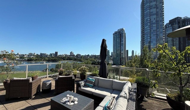 Spacious Yaletown Sub-Penthouse | Water Views, Huge Patio, Seawall, Great Dining
