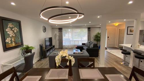 Spectacular 3 BR 2 WR House - Close to Airport