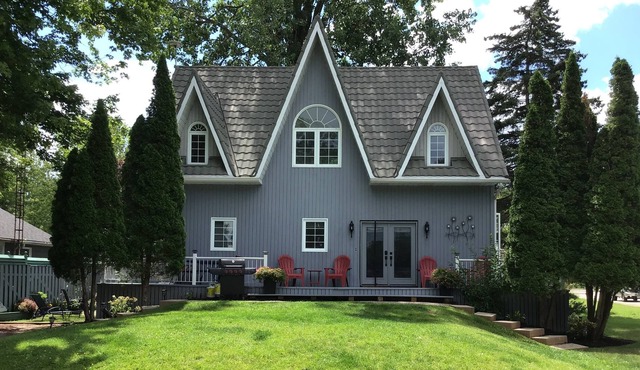 Spectacular 4-season home, seconds from the beach. (Pet friendly!).