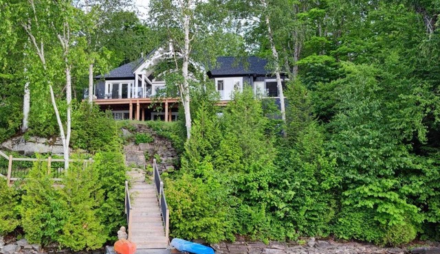 Spectacular new 4 season cottage on pristine Kennisis Lake! Sauna and hot tub! in Haliburton