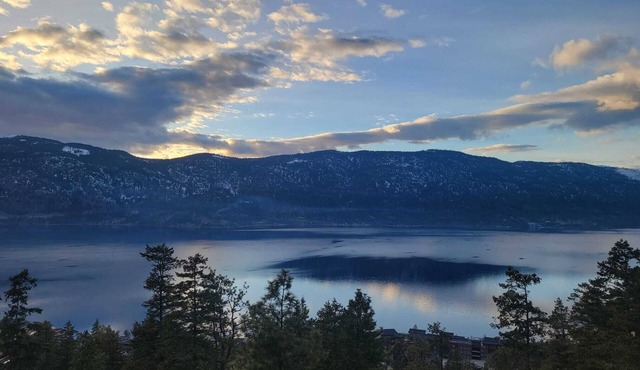 Splendour by the Lake at McKinley Beach | Lake-View 3BR + Beach, Trails & Courts