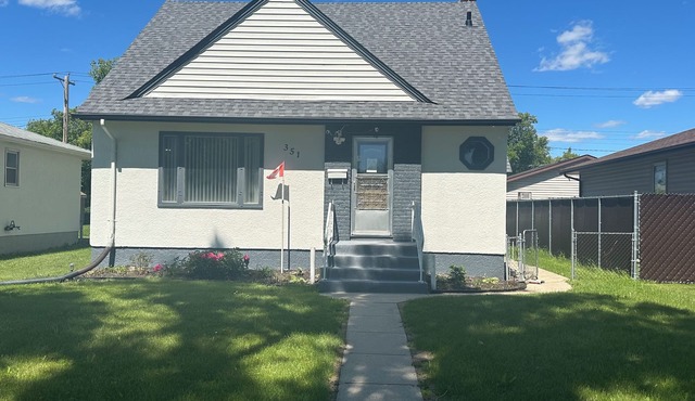 Spotless 4 Bedroom House in Winnipeg Sleep 8.