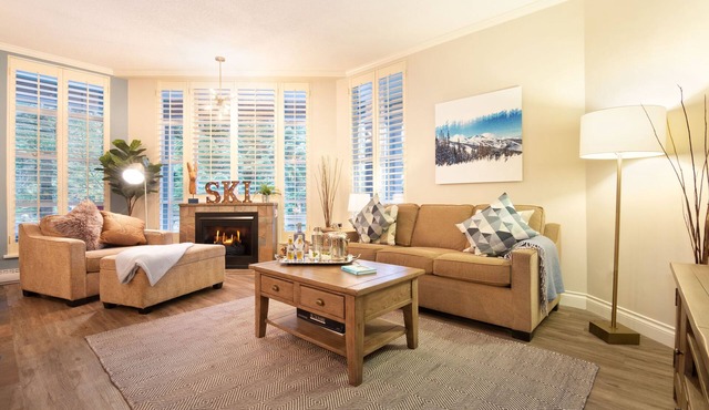Sprawling Corner Condo, Amazing 1st floor deck, Ski in/out, Sleeps 4