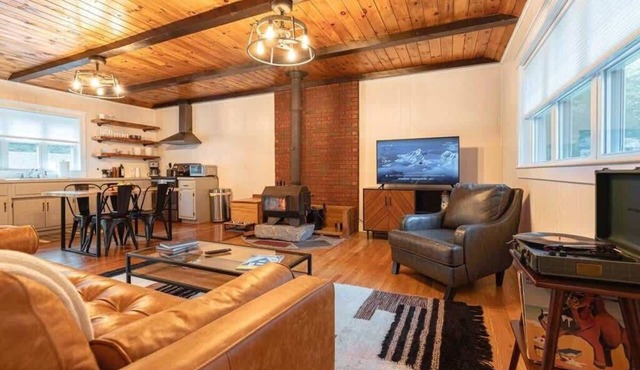 Spruce Cove Cabin: midcentury escape by Portsmouth in Eliot