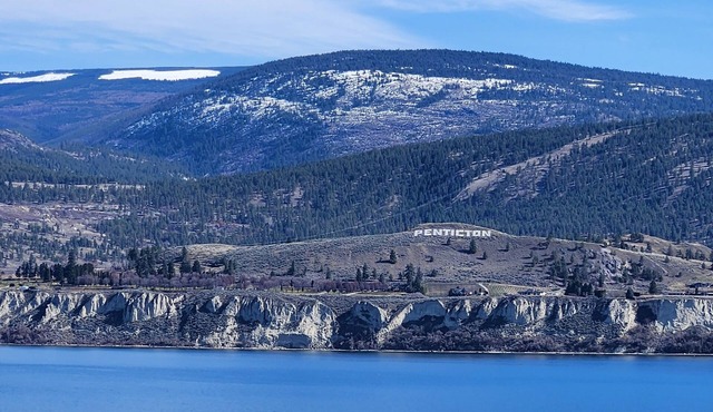 Squires House - Amazing views! Minutes to beaches, trails & wineries!