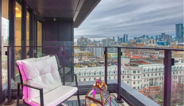 Stay in Style Like Taylor Swift – Chic 1-Bedroom Hideaway with Iconic City Views