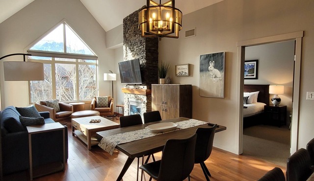 Stoneridge Top Floor w/Mountain Views/Pool/Hot Tub