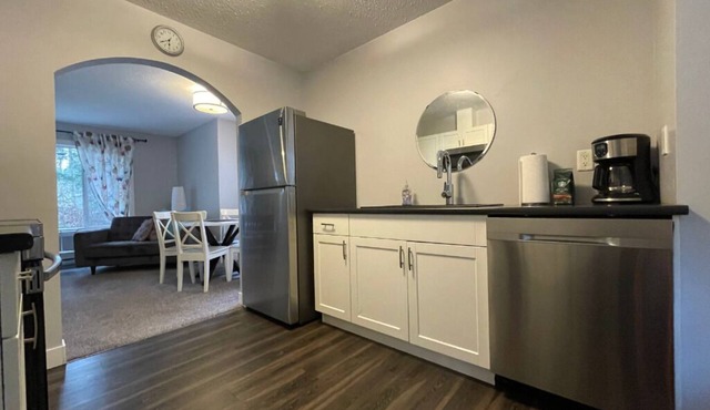 Stoneshire Basalt Suite for 4, walking distance to waterfalls & Dutch Lake