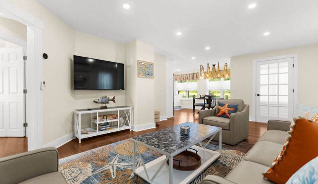 Stonington Flat: Walk to Beach, Pet & Kid-Friendly in Stonington