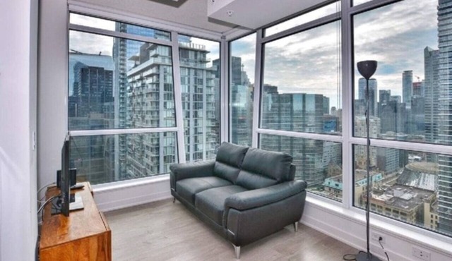 Studio 2BR Apt with GYM, Close to CN Tower