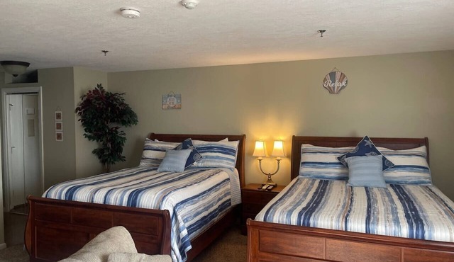 Studio, Pool, restaurants, close to everything! in Laconia