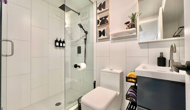 Studio Unit: Inexpensive with full kitchen, separate bathroom and washer/dryer