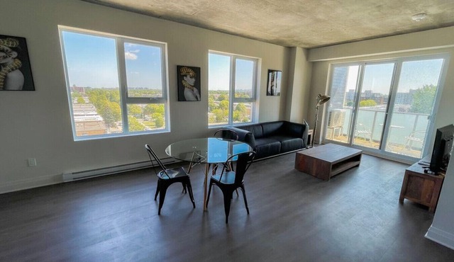 Stunning 2BR Apt with City Views, Near Place Vertu