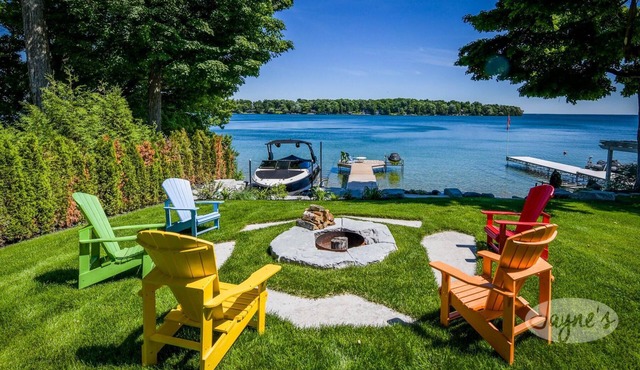 Stunning 4 bed, 4 bath, 4 season Lakehouse! Lake Simcoe - Minutes from Orillia!
