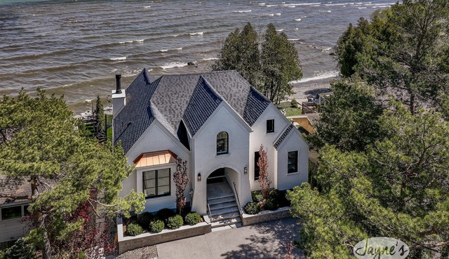 Stunning 4 bed 5 bath home on Georgian Bay in Thornbury