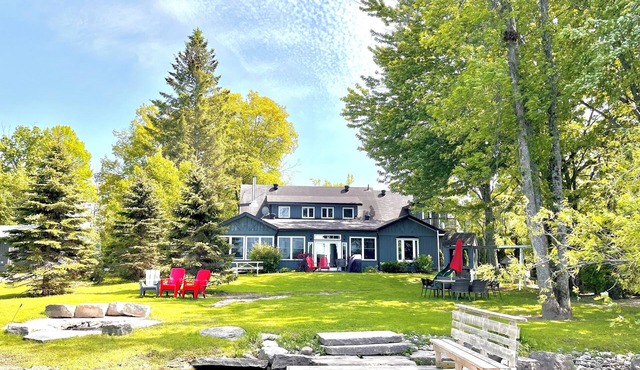 Stunning 4 Season Family Friendly Lake House with Hot Tub