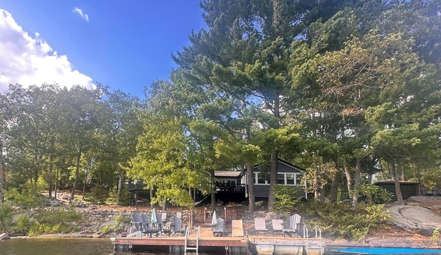 Stunning and Spacious 5 Bedroom LakeHouse with 3 King Beds, 5 Bedrooms, Arcade