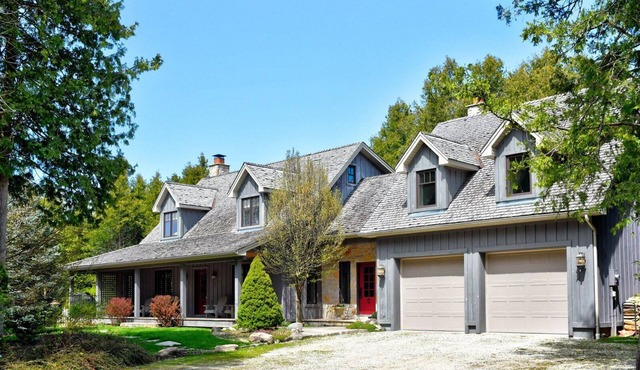 Stunning Buckingham Chalet - Minutes to Blue Mountain with Pool in Collingwood