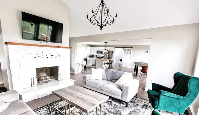 STUNNING HOME WITH AMAZING VIEWS NEAR THE CITY
