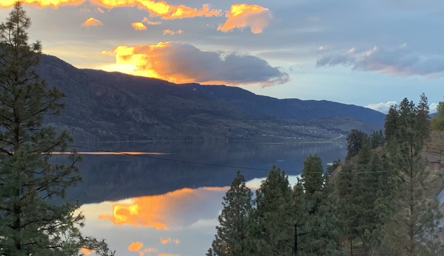 Stunning lake views in the heart of wine country!