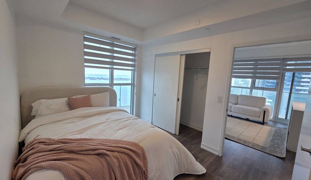 Stunning Lake View, Waterfront 2BR/2BA ·Pool·BBQ -Downtown Sugar Beach Toronto