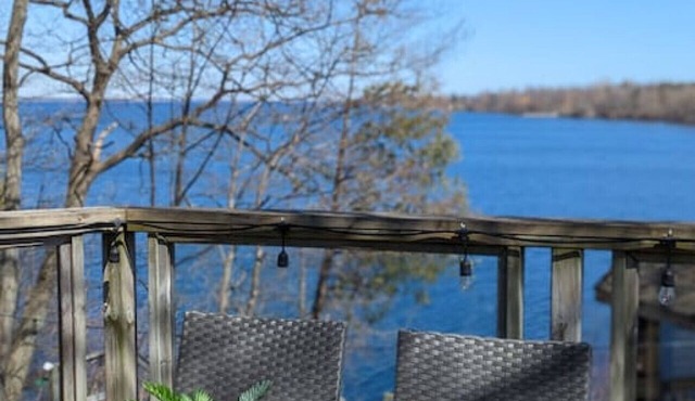Stunning lakefront 4 season cottage in PEC
