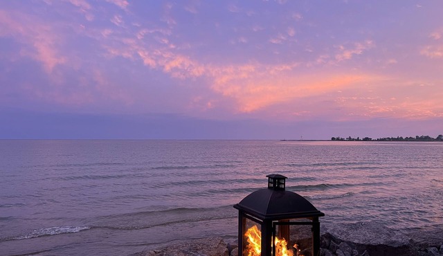 Stunning Lakefront Retreat 1 Hr from Toronto