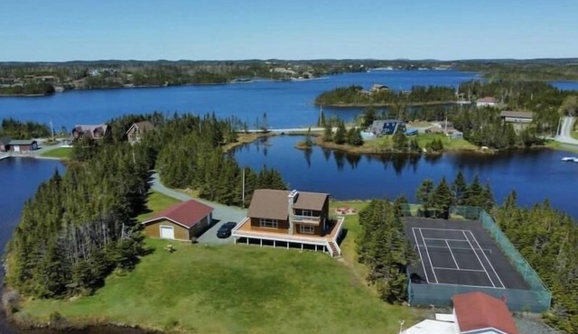 Stunning Lakehouse Deer Park Waterfront Cottage