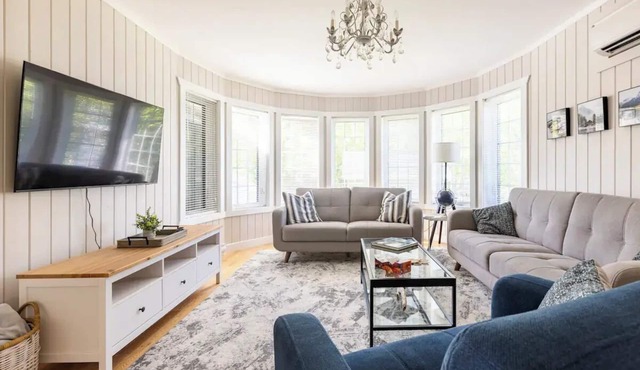 Stunning Lakeside Retreat with Sunroom, Wifi, Private beach and endless Sunsets!