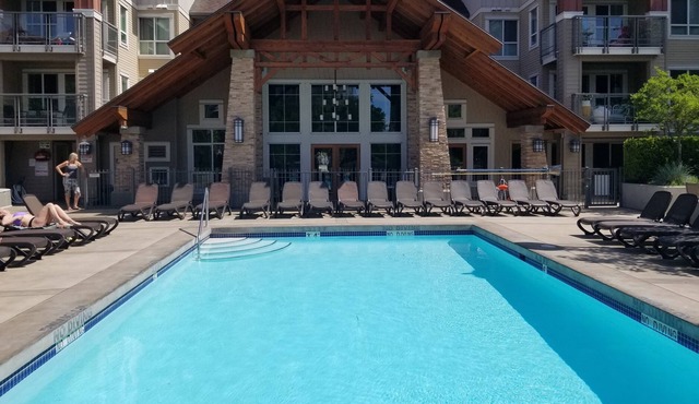 STUNNING LAKEVIEW LUXURY RESIDENCE - 18th FLOOR